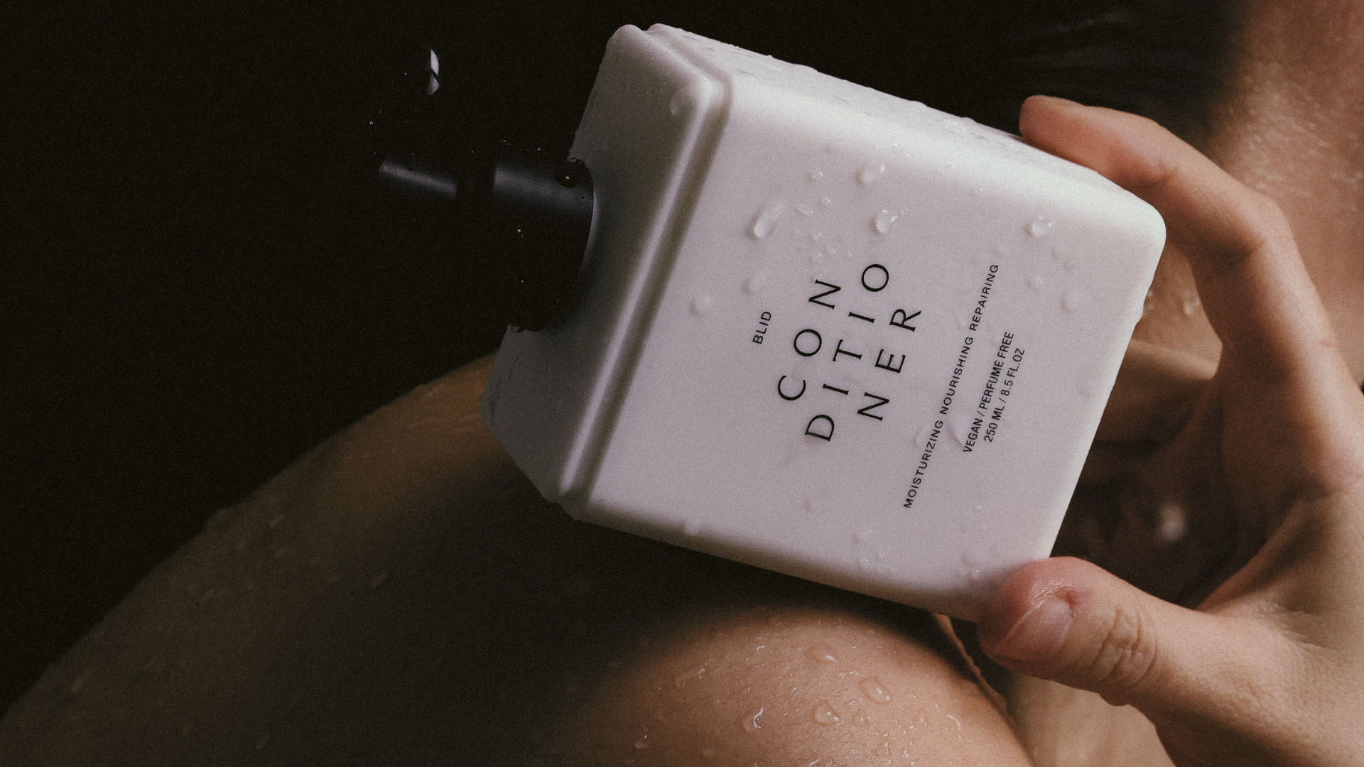 Conditioner til udglatning der tæmmer krus og giver glat hår