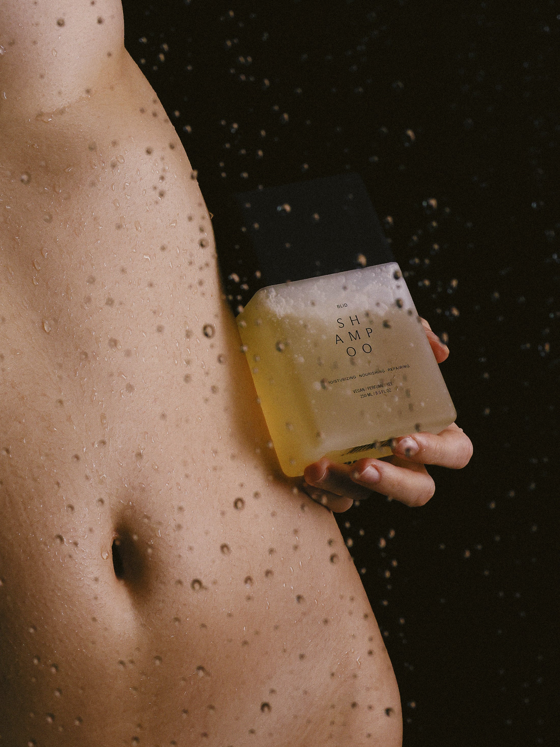 Shampoo til kruset hår der tæmmer frizz uden at tynge håret